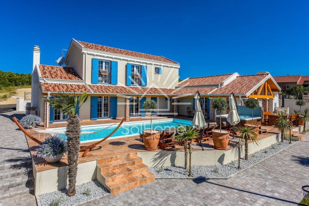 Vila z bazenom in teniškim igriščem