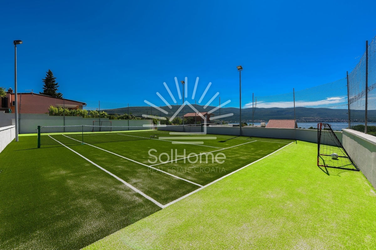 Vila z bazenom in teniškim igriščem