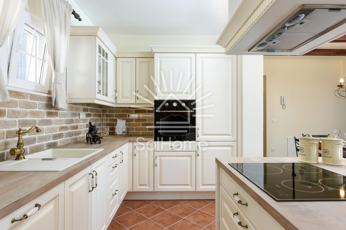 Vila z bazenom in teniškim igriščem