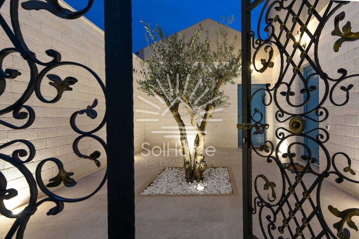 Vila z bazenom in teniškim igriščem