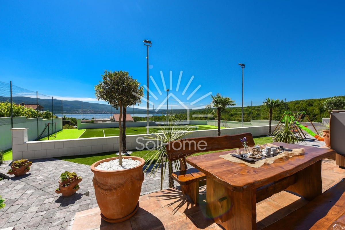 Vila z bazenom in teniškim igriščem