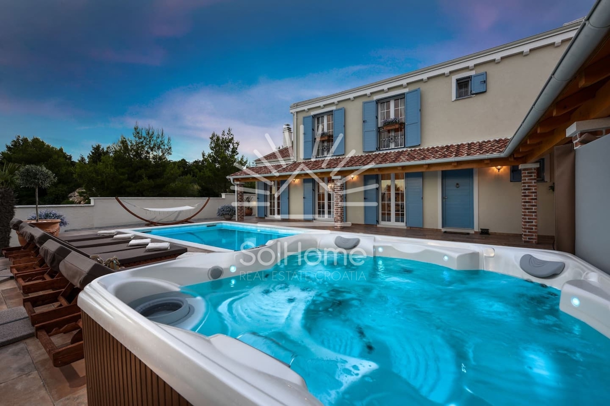 Vila z bazenom in teniškim igriščem