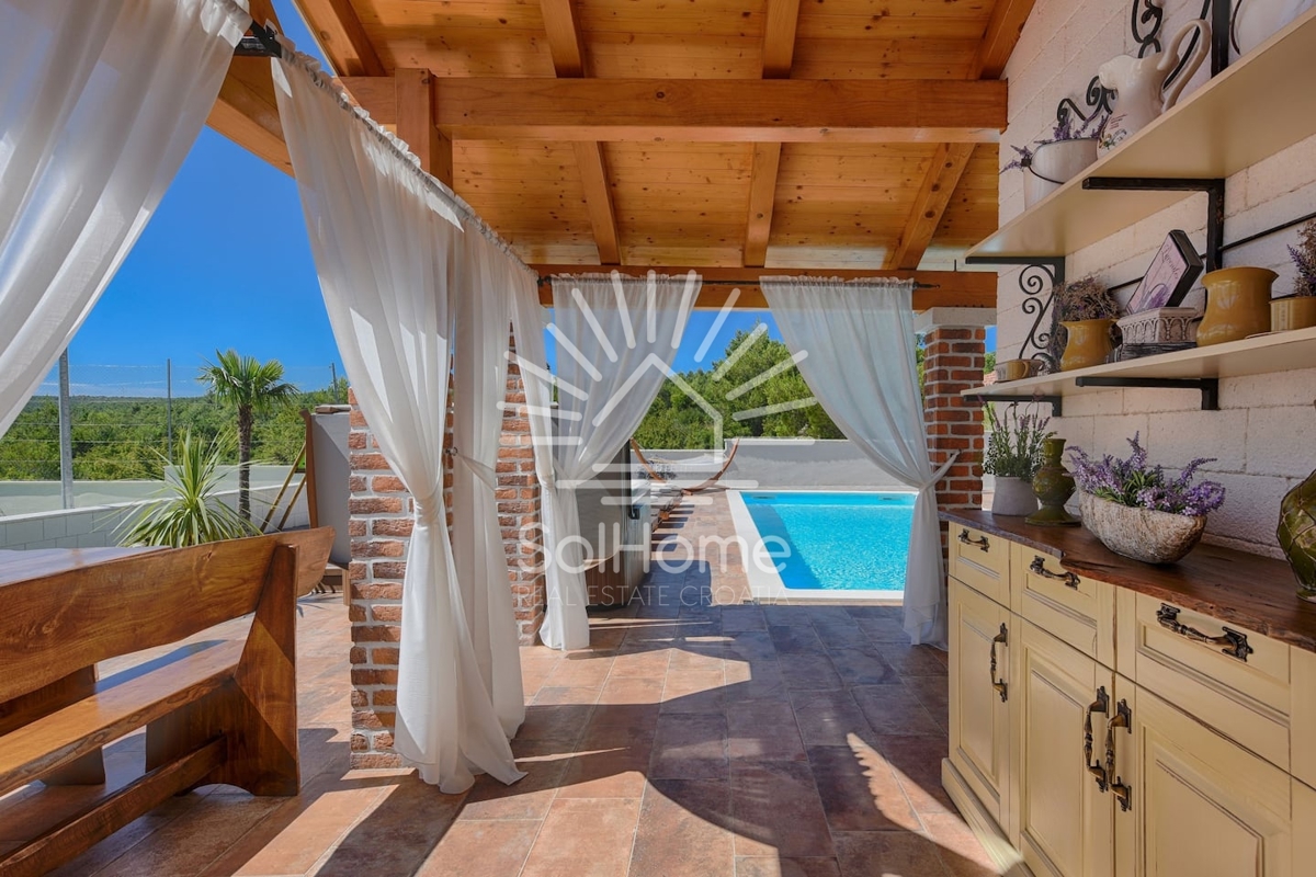 Vila z bazenom in teniškim igriščem