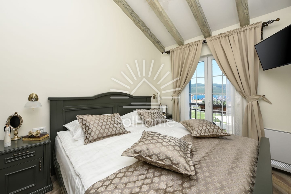 Vila z bazenom in teniškim igriščem