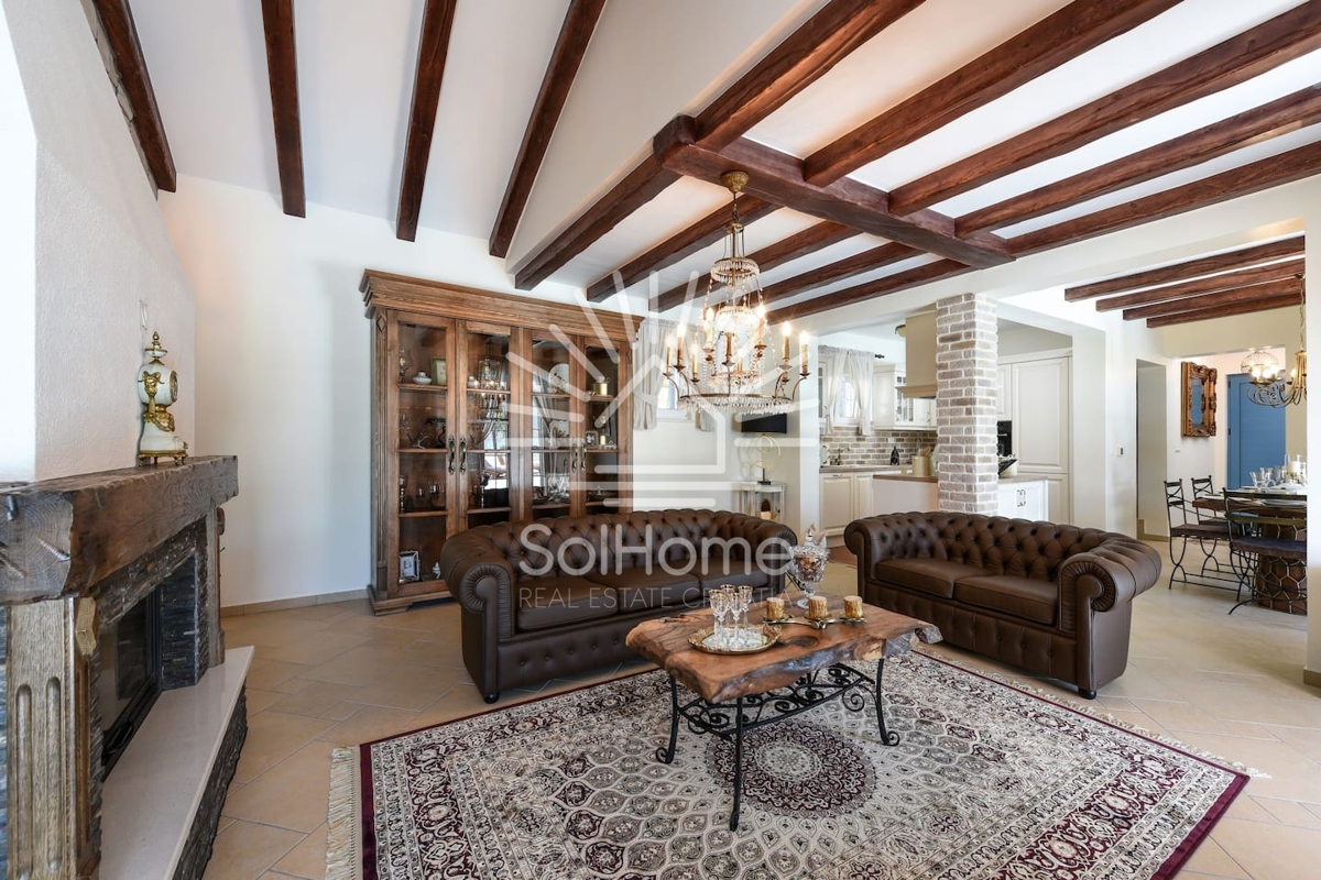 Vila z bazenom in teniškim igriščem