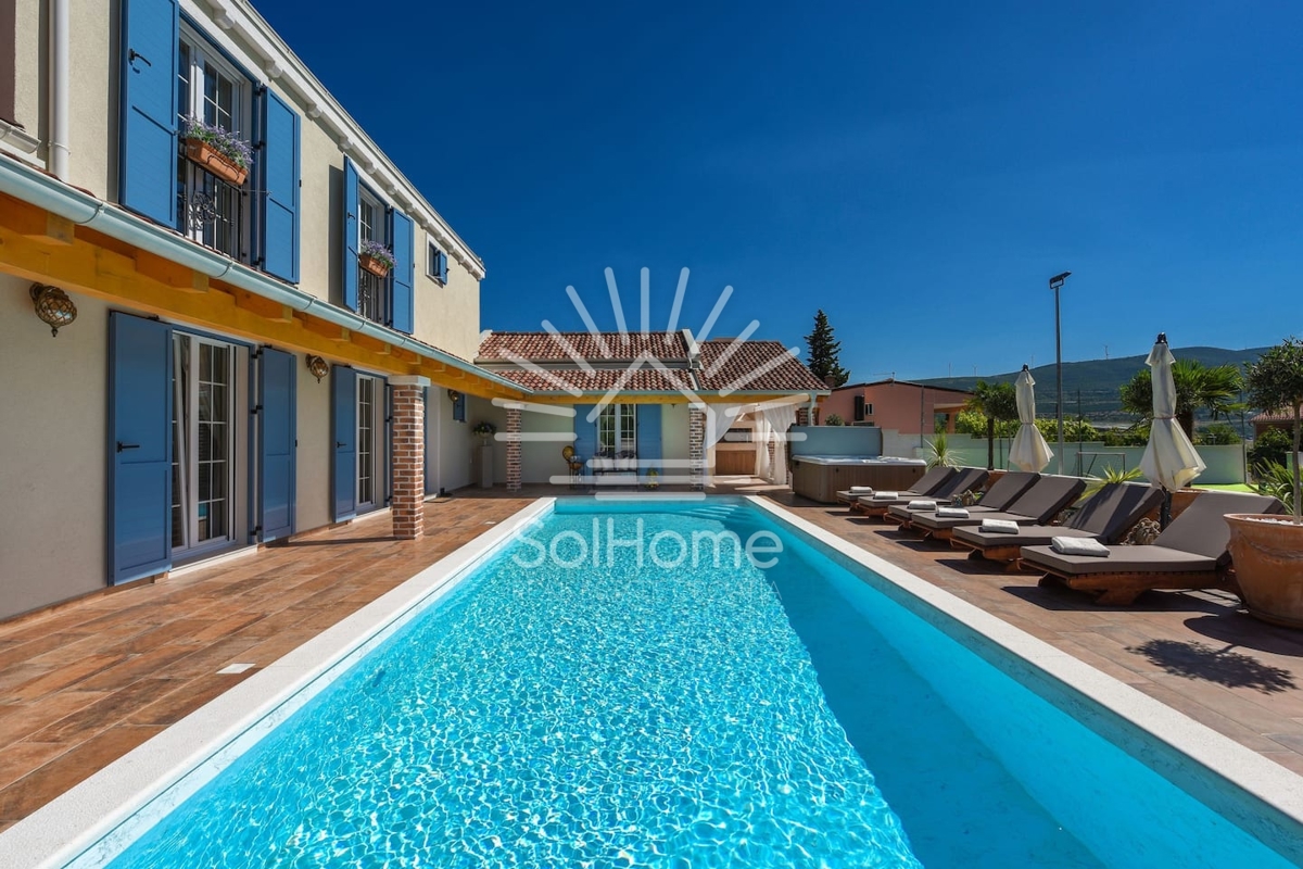 Vila z bazenom in teniškim igriščem