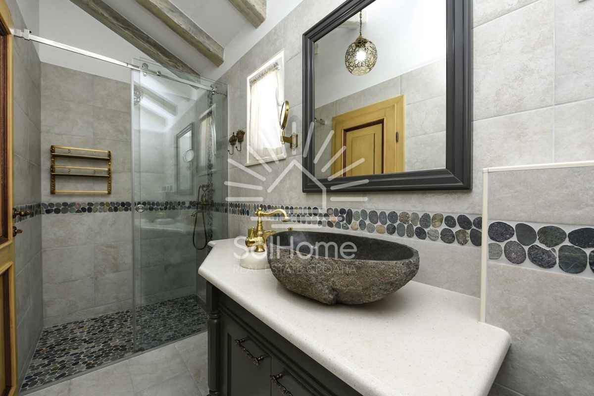 Vila z bazenom in teniškim igriščem