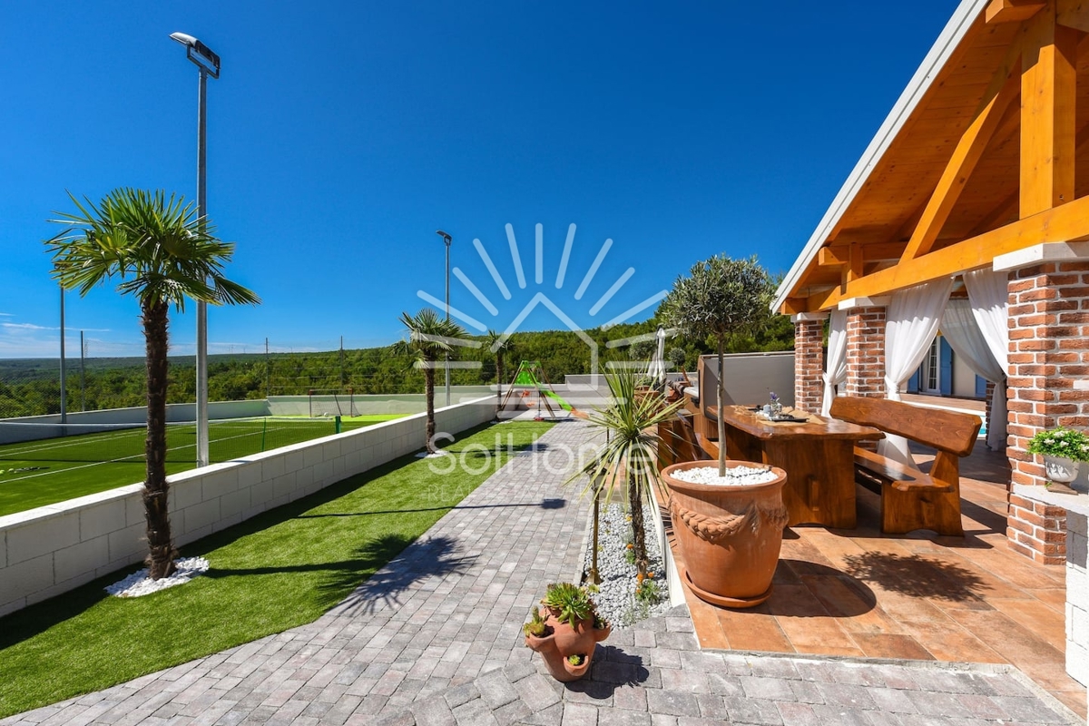 Vila z bazenom in teniškim igriščem