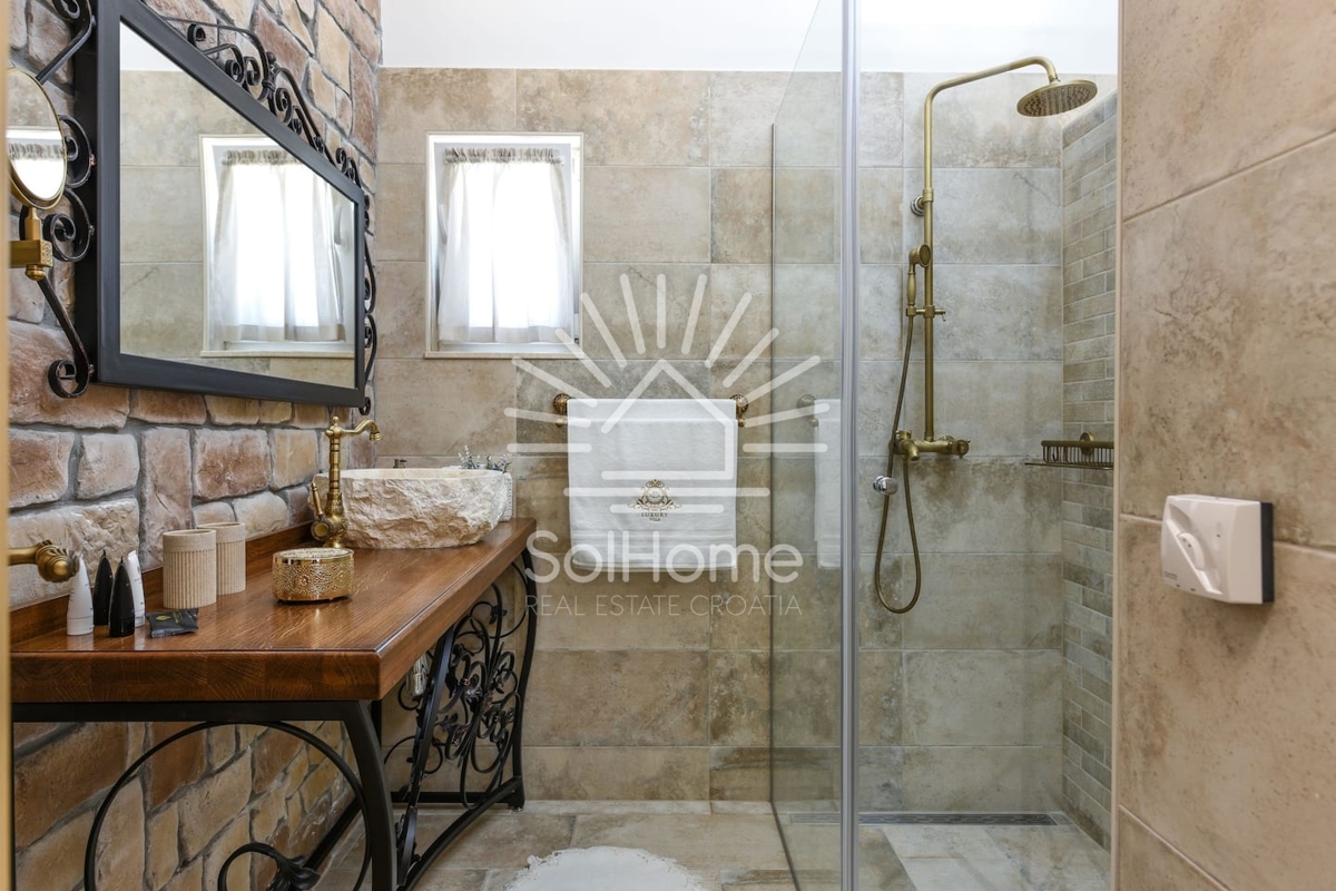 Vila z bazenom in teniškim igriščem