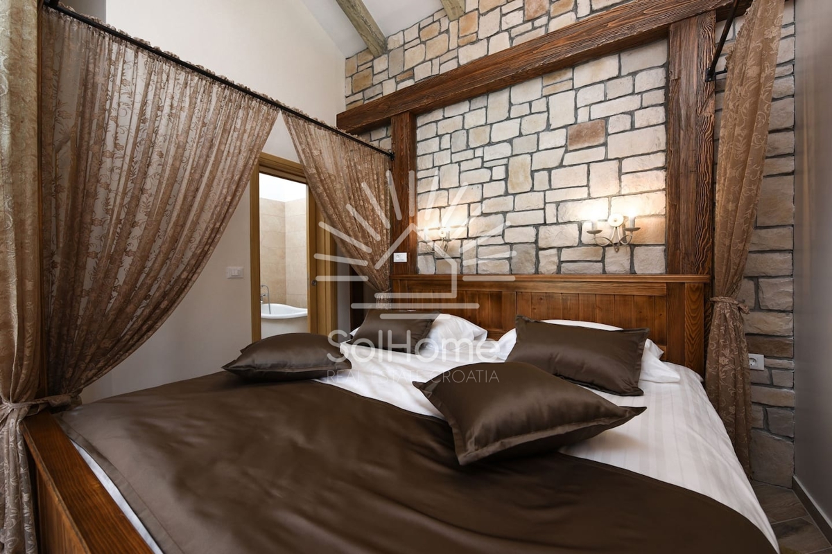 Vila z bazenom in teniškim igriščem