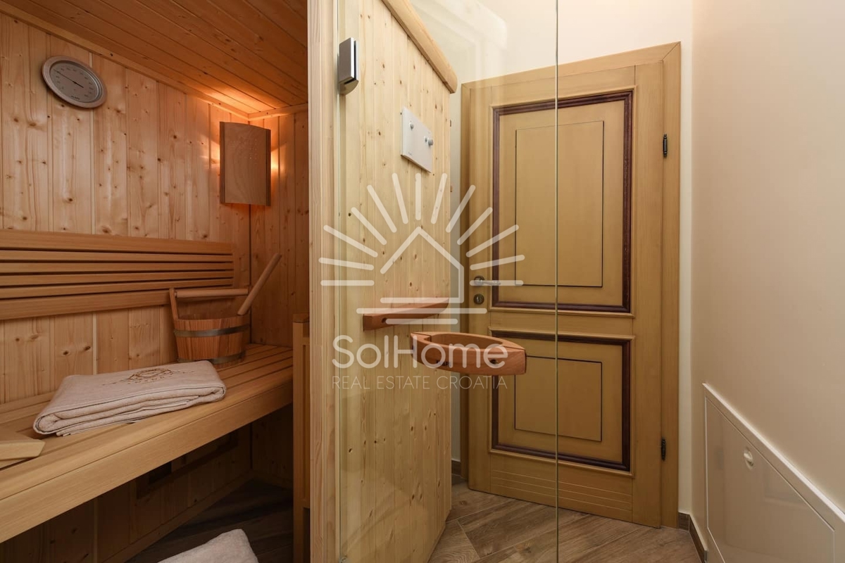 Vila z bazenom in teniškim igriščem