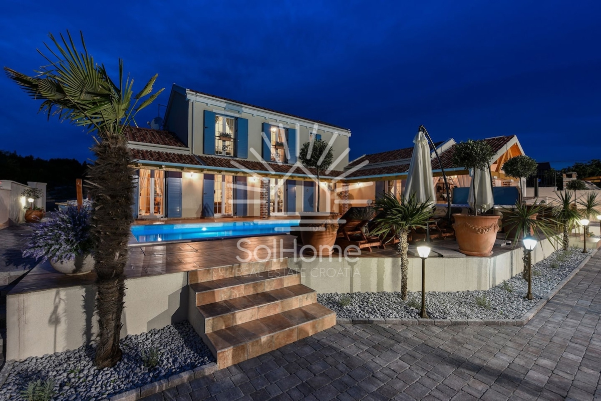 Vila z bazenom in teniškim igriščem