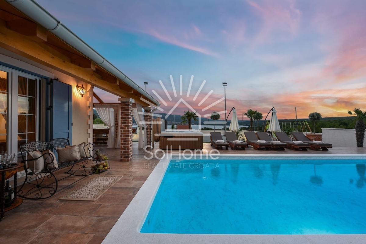 Vila z bazenom in teniškim igriščem