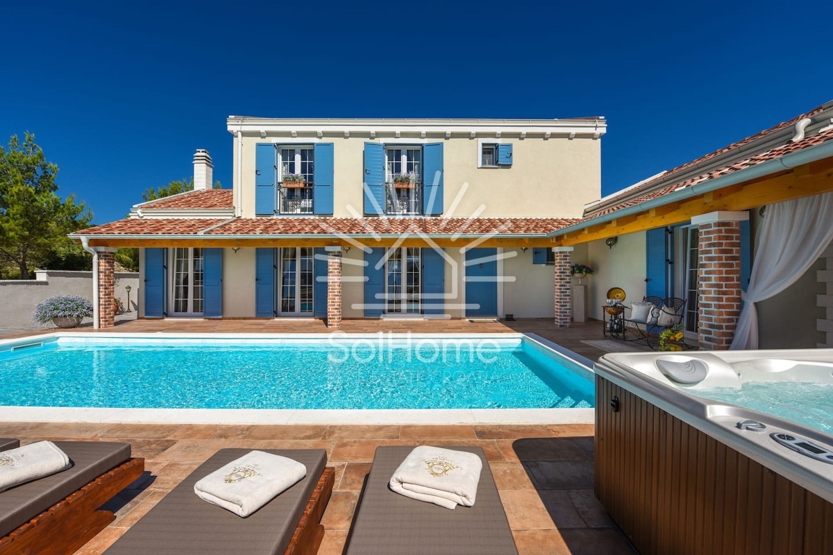 Vila z bazenom in teniškim igriščem