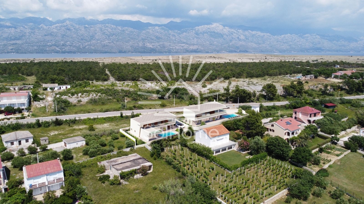Privlačno gradbeno zemljišče z razgledom na morje, projektom in gradbenim dovoljenjem v Zadarski županiji