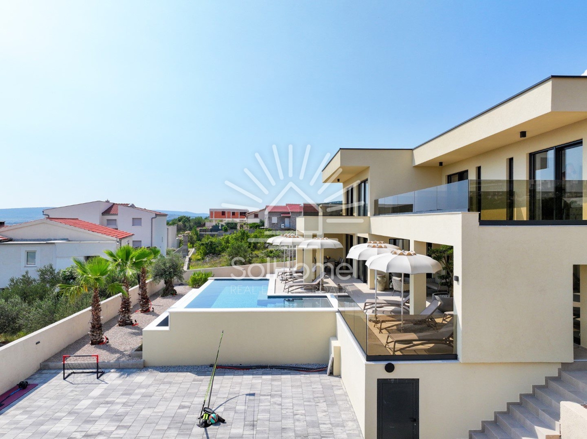 Razkošna vila v Maslenici blizu Zadra, blizu morja