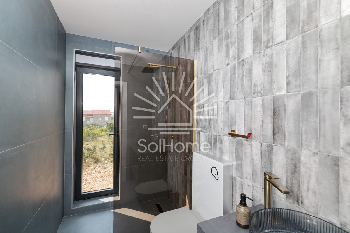 Razkošna vila v Maslenici blizu Zadra, blizu morja