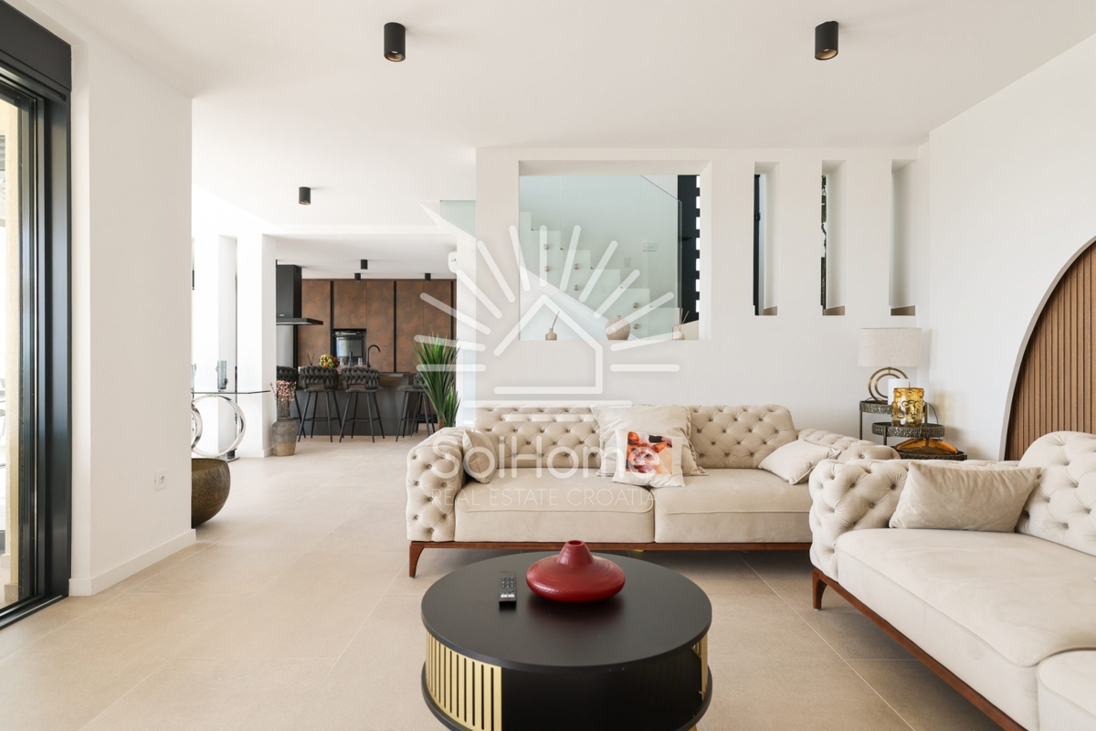 Razkošna vila v Maslenici blizu Zadra, blizu morja