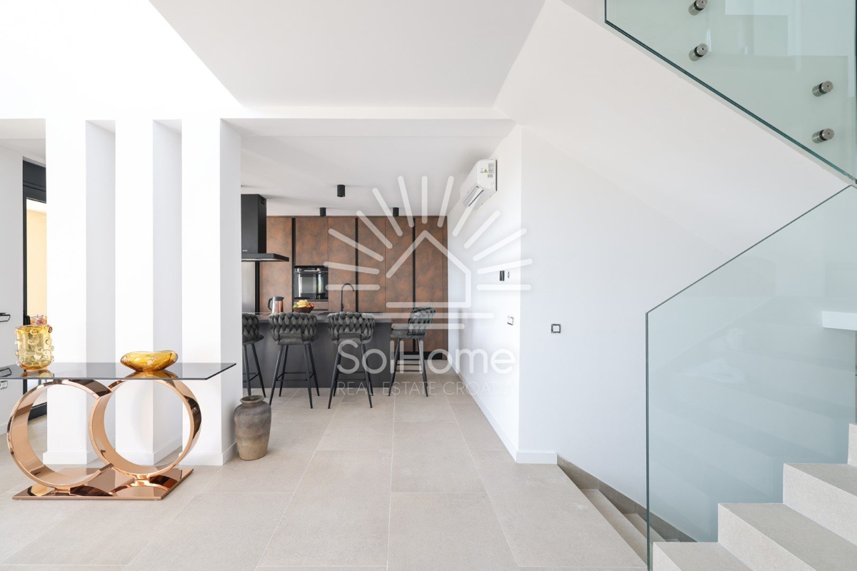 Razkošna vila v Maslenici blizu Zadra, blizu morja