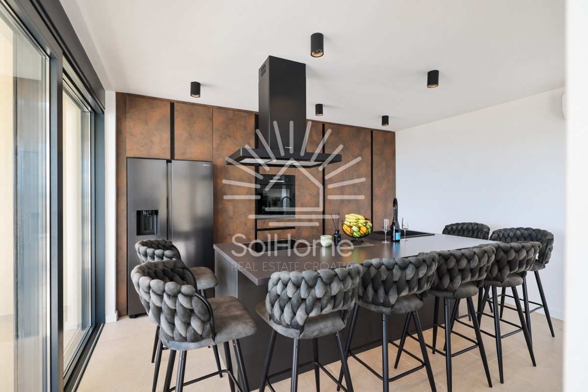 Razkošna vila v Maslenici blizu Zadra, blizu morja