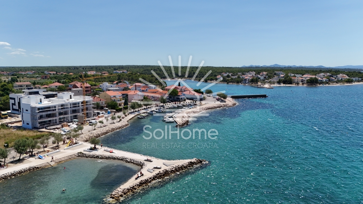 Razkošen penthouse apartma s bazenom ob morju v Zatonu - Zadar