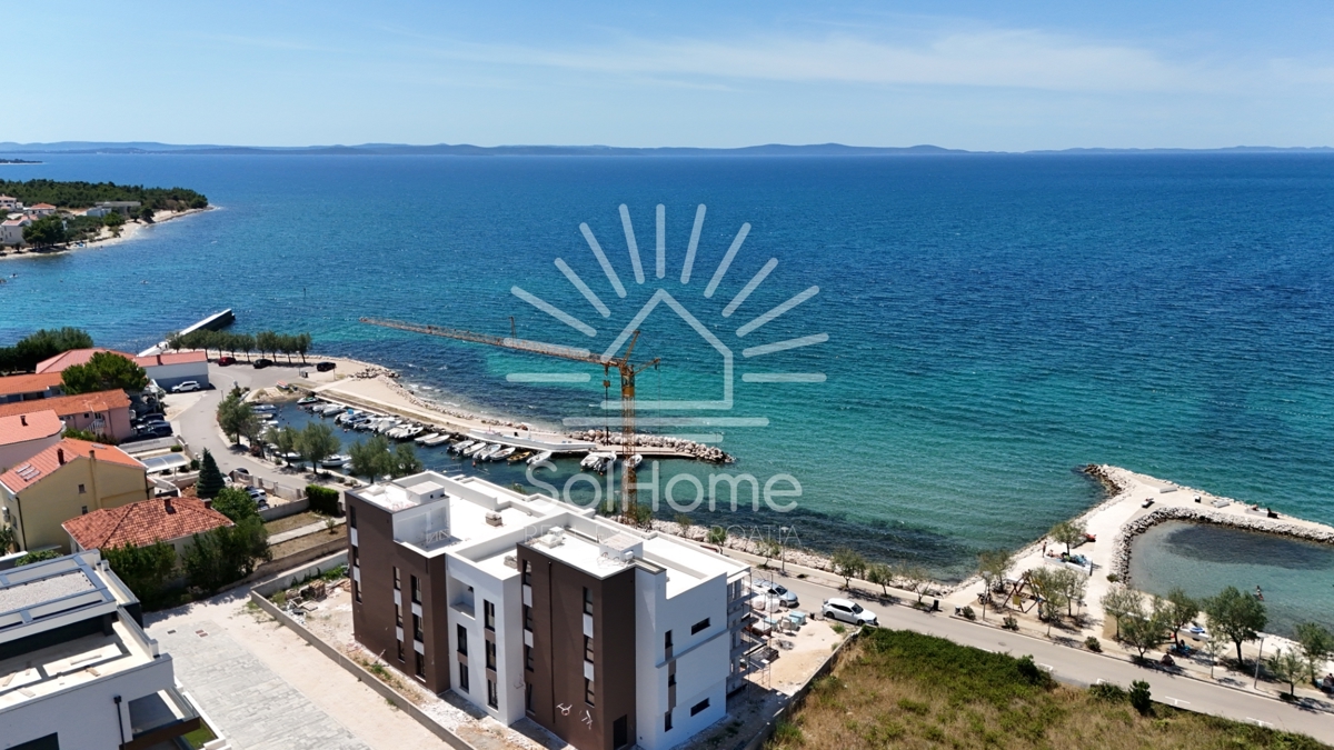 Razkošen penthouse apartma s bazenom ob morju v Zatonu - Zadar