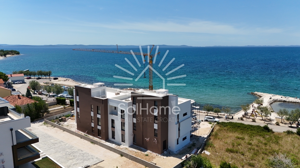 Razkošen penthouse apartma s bazenom ob morju v Zatonu - Zadar