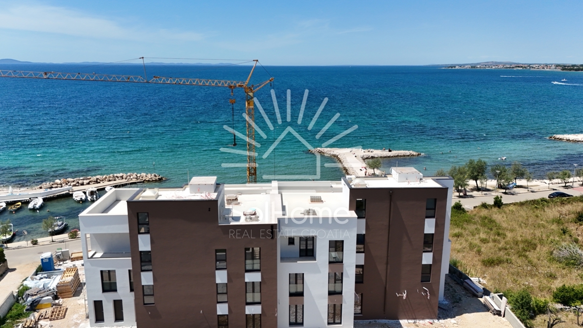 Razkošen penthouse apartma s bazenom ob morju v Zatonu - Zadar