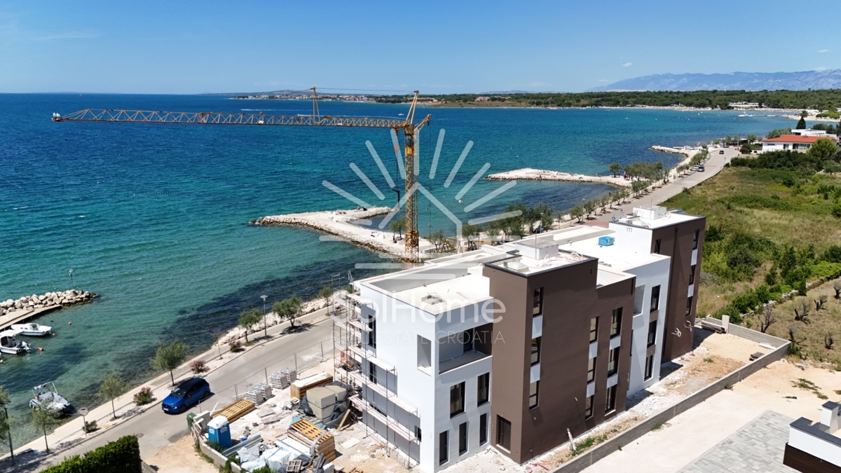 Razkošen penthouse apartma s bazenom ob morju v Zatonu - Zadar