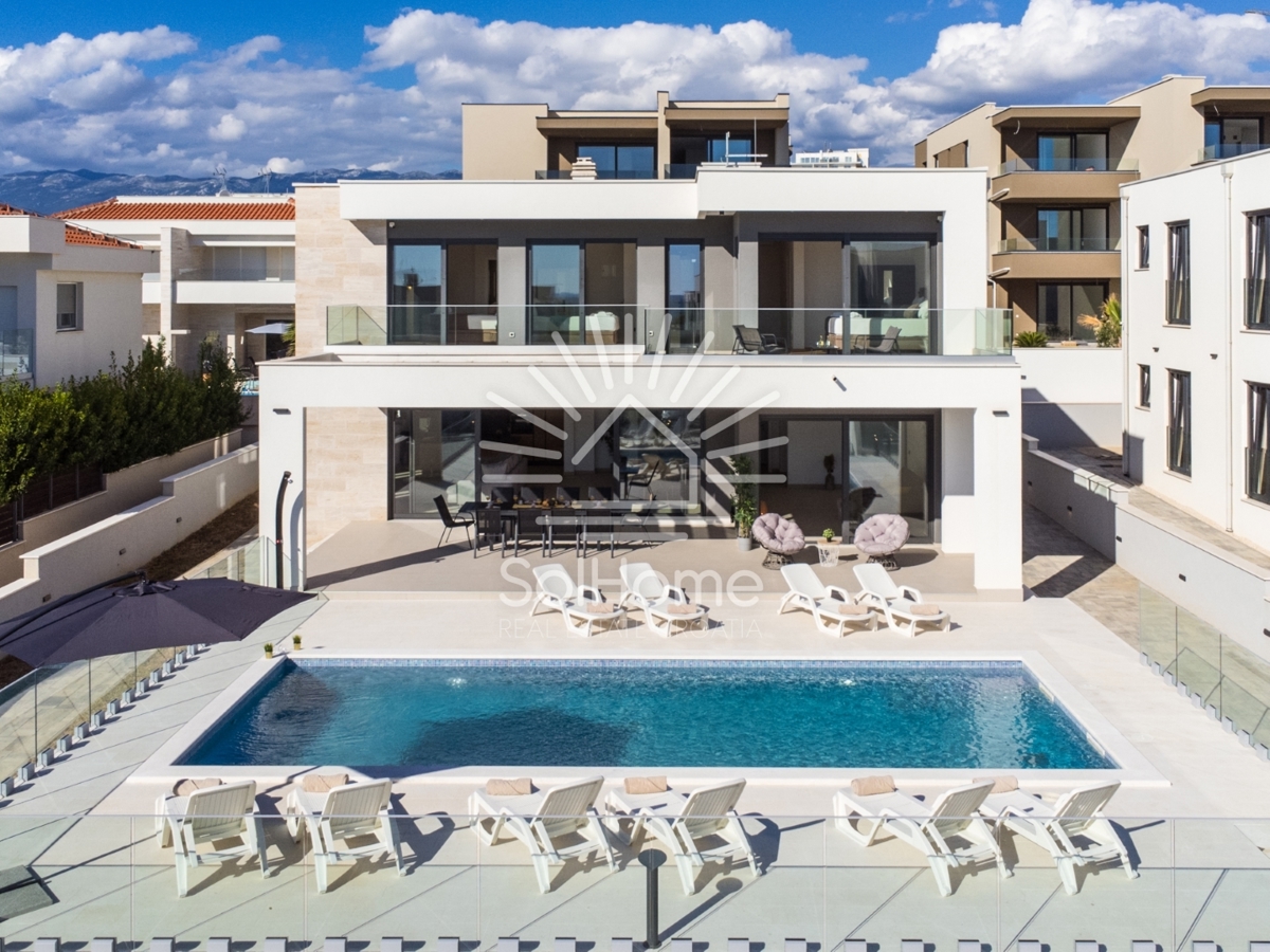 2 vrhunske luksuzne vile z bazenom in pogledom na morje