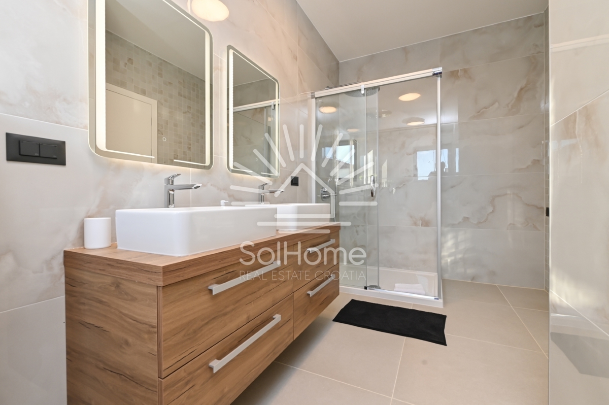 2 vrhunske luksuzne vile z bazenom in pogledom na morje