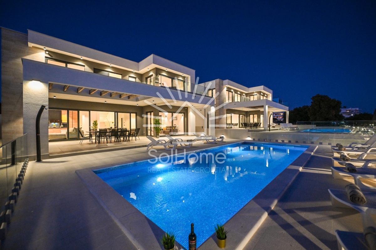 2 vrhunske luksuzne vile z bazenom in pogledom na morje