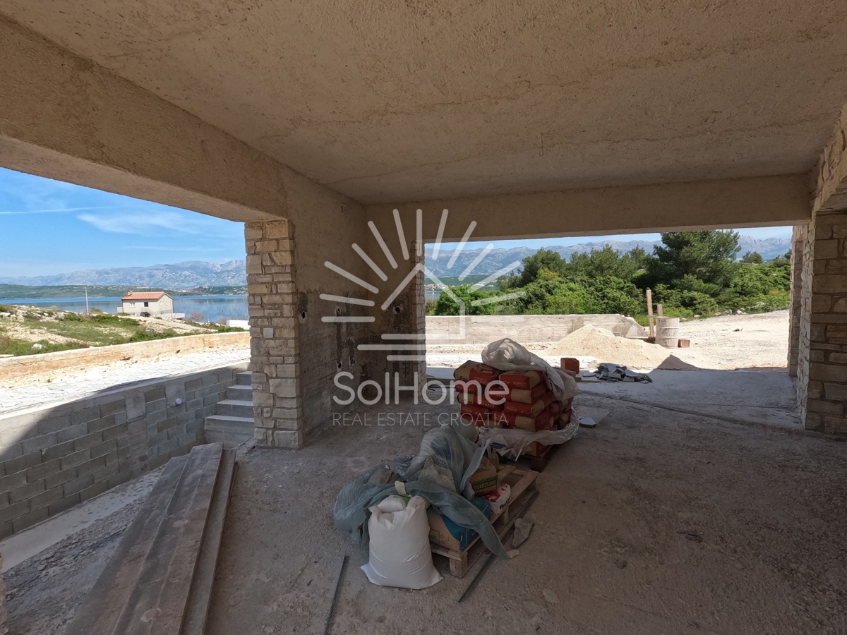 Najboljša ponudba - Moderna kamnita vila s pogledom na morje!