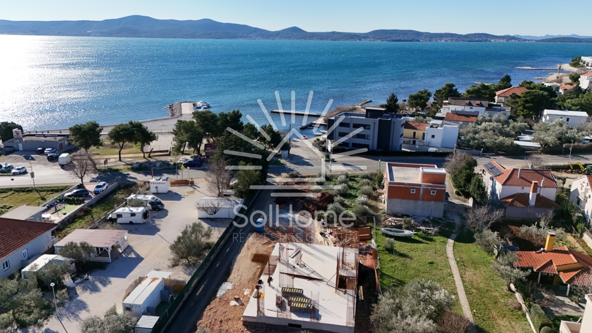 Apartmaji / Penthouse enote - Prva vrsta ob morju / V bližini Zadra