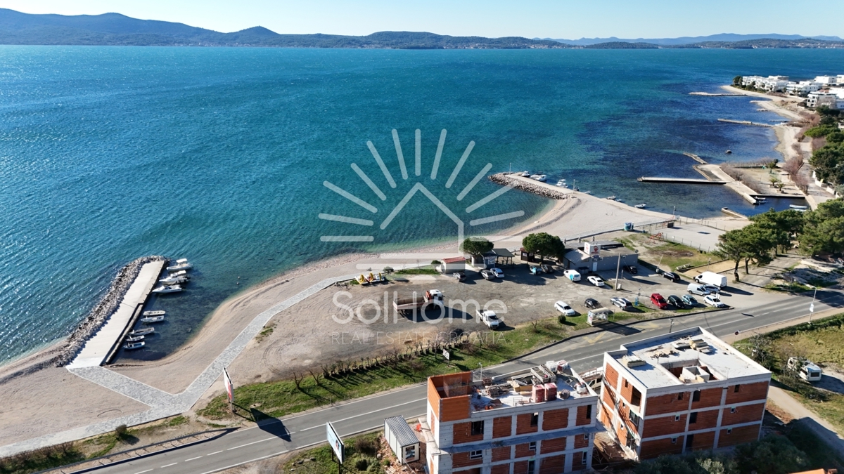 Apartmaji / Penthouse enote - Prva vrsta ob morju / V bližini Zadra