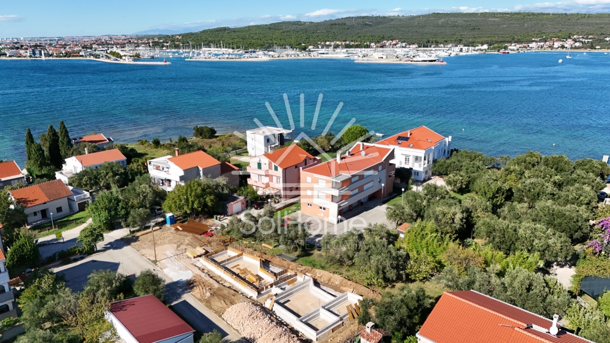 Apartmaji na oddaljenosti 30 metrov od morja v Sukošanu blizu Zadra
