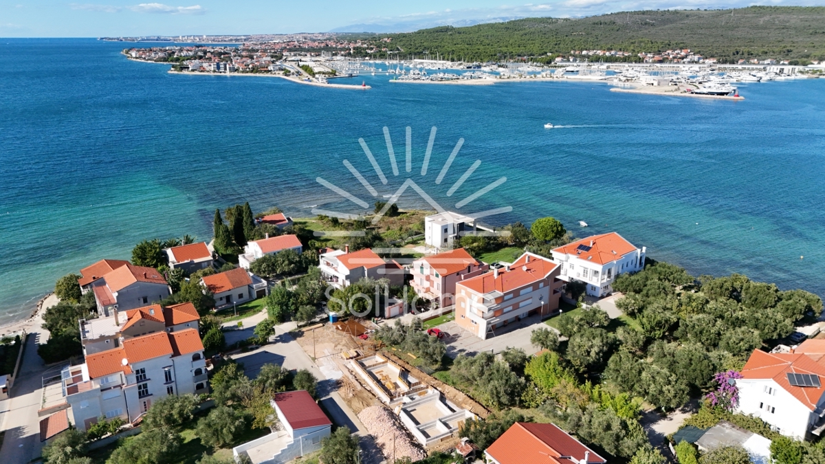 Apartmaji na oddaljenosti 30 metrov od morja v Sukošanu blizu Zadra