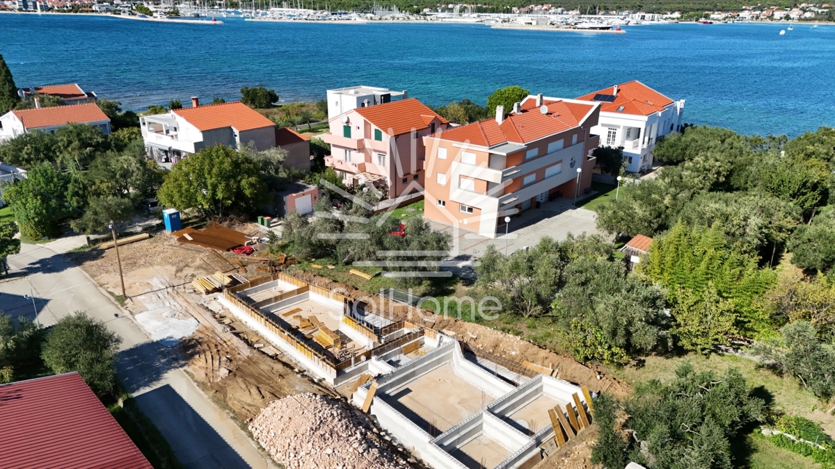 Apartmaji na oddaljenosti 30 metrov od morja v Sukošanu blizu Zadra