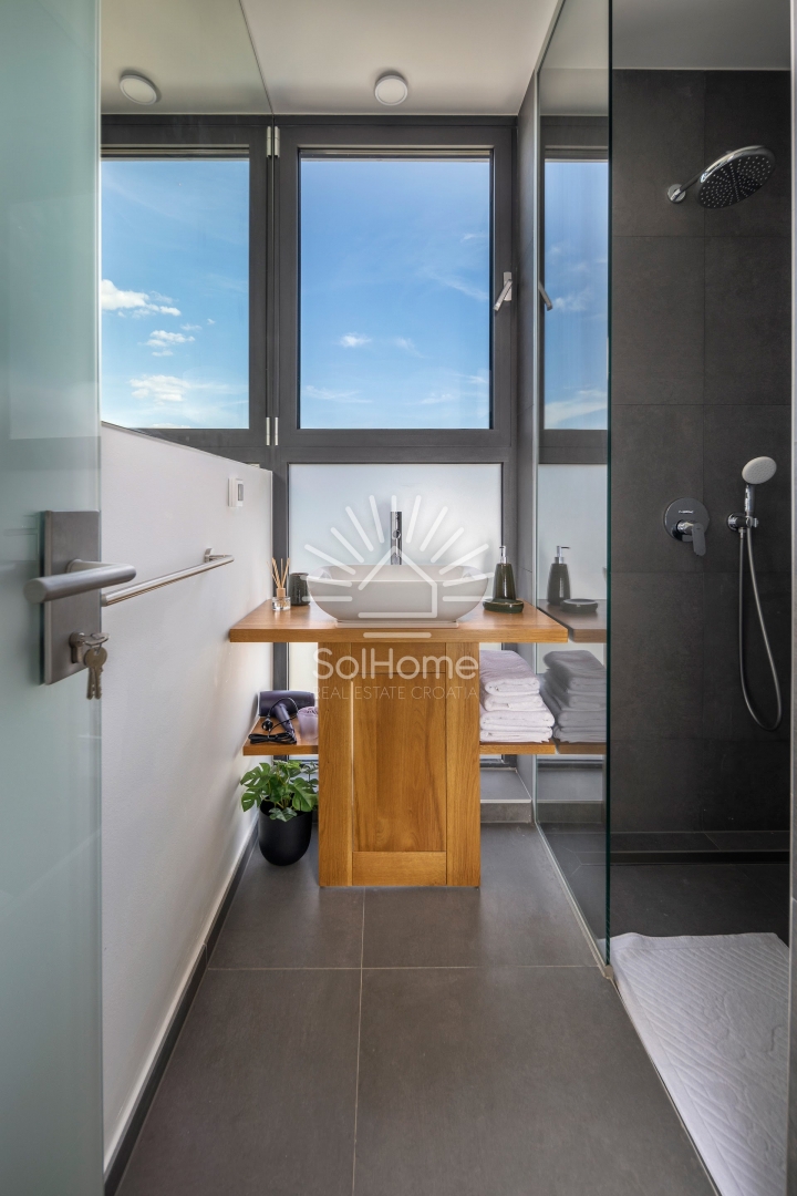 Čudovita vila z razgledom na morje in neskončnim bazenom na otoku Ugljanu