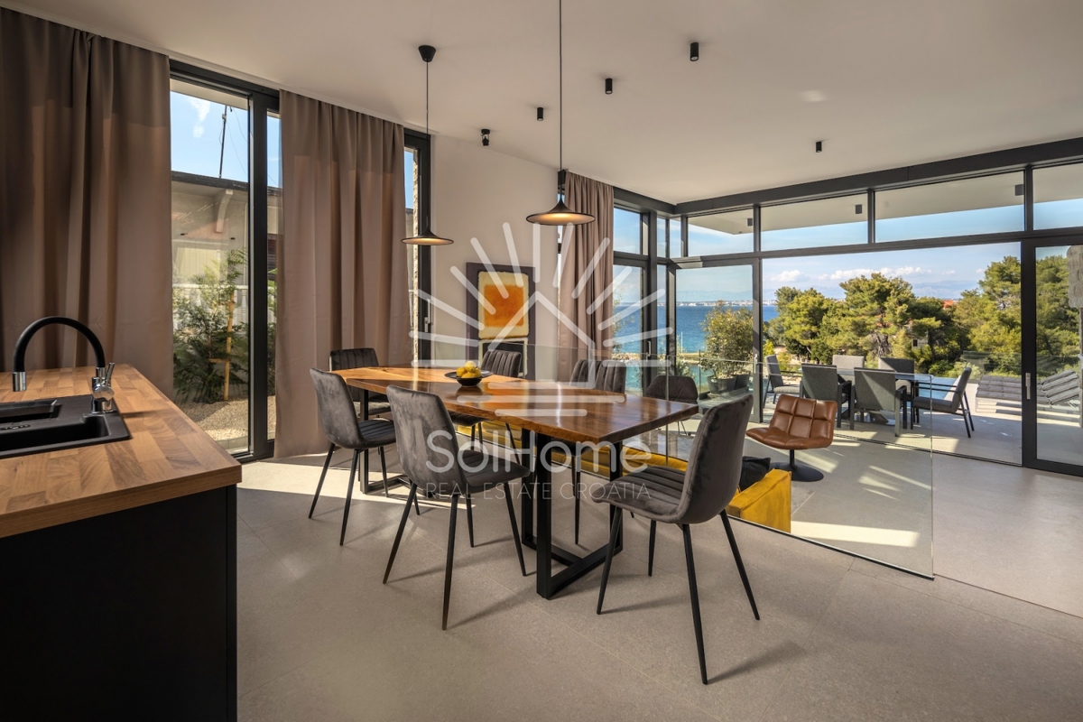 Čudovita vila z razgledom na morje in neskončnim bazenom na otoku Ugljanu