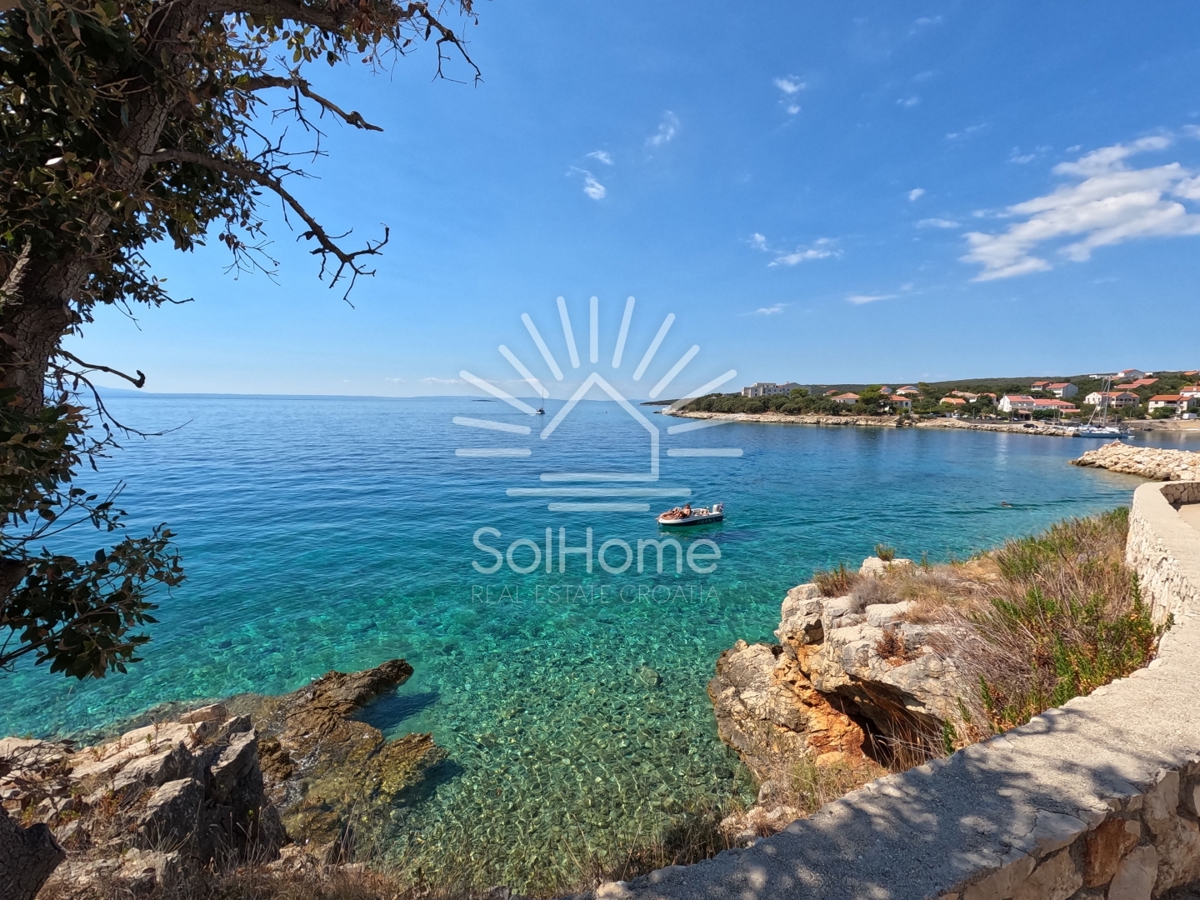 Hiša na prvi vrsti ob morju blizu Novalje.