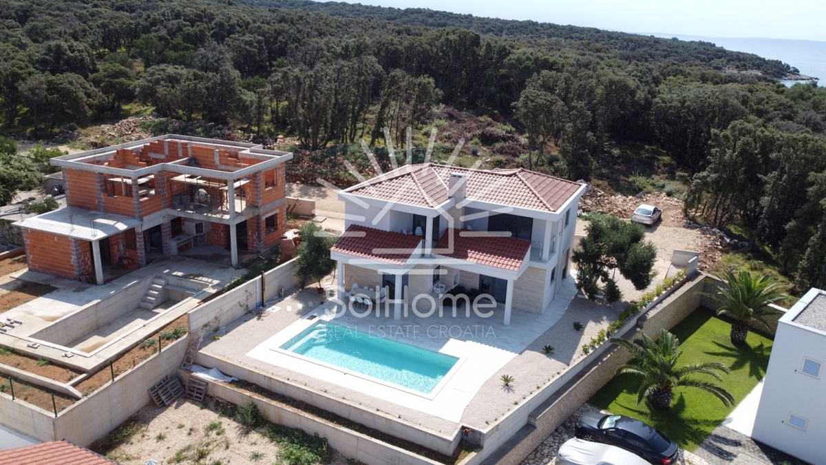 Hiša na prvi vrsti ob morju blizu Novalje.