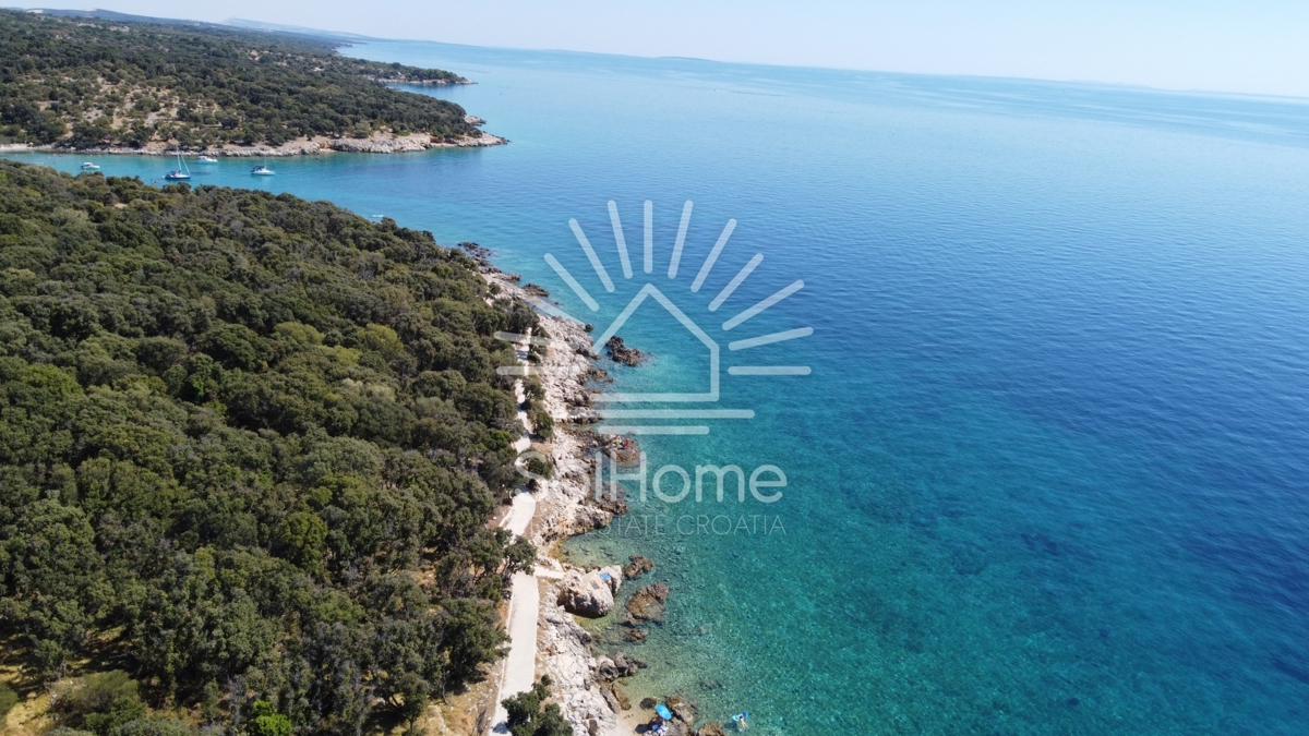 Hiša na prvi vrsti ob morju blizu Novalje.