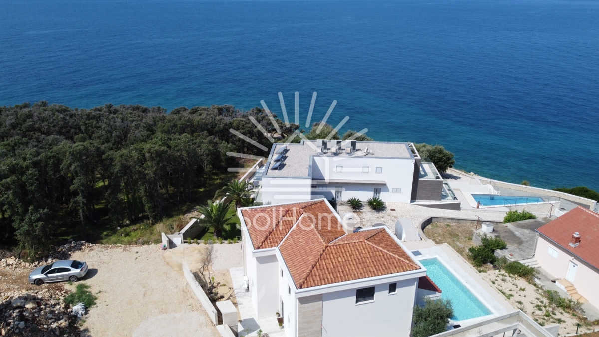 Hiša na prvi vrsti ob morju blizu Novalje.