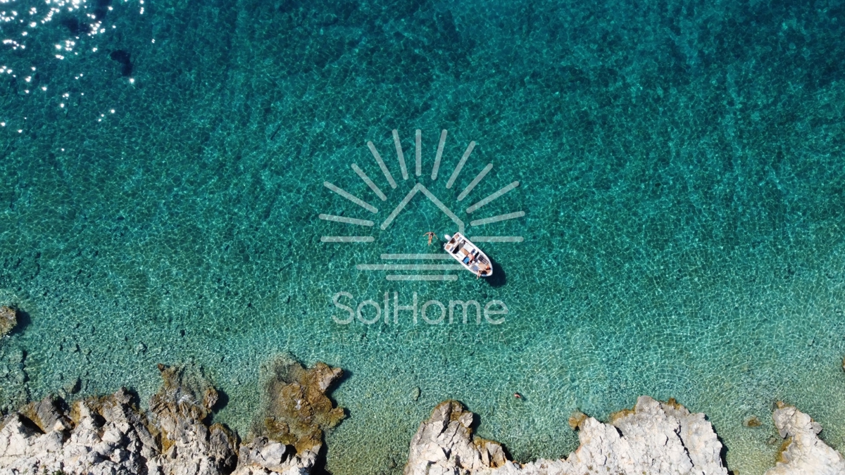 Hiša na prvi vrsti ob morju blizu Novalje.