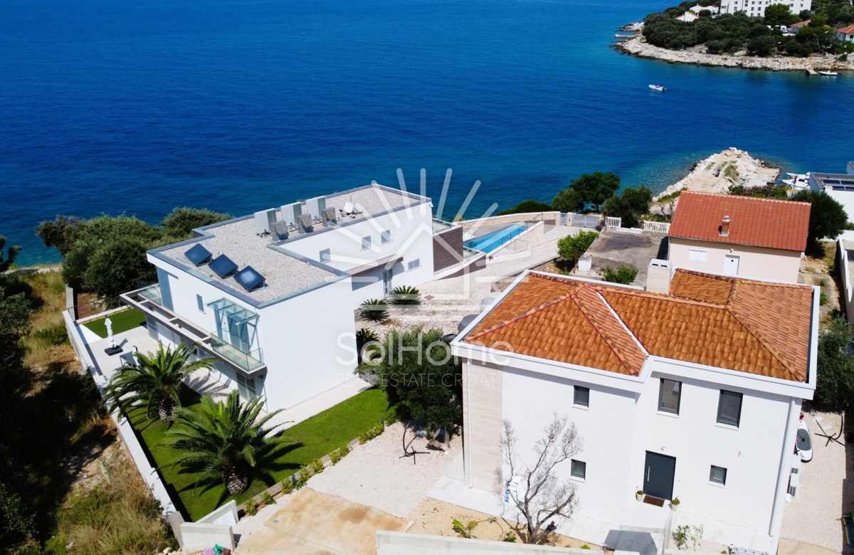 Hiša na prvi vrsti ob morju blizu Novalje.