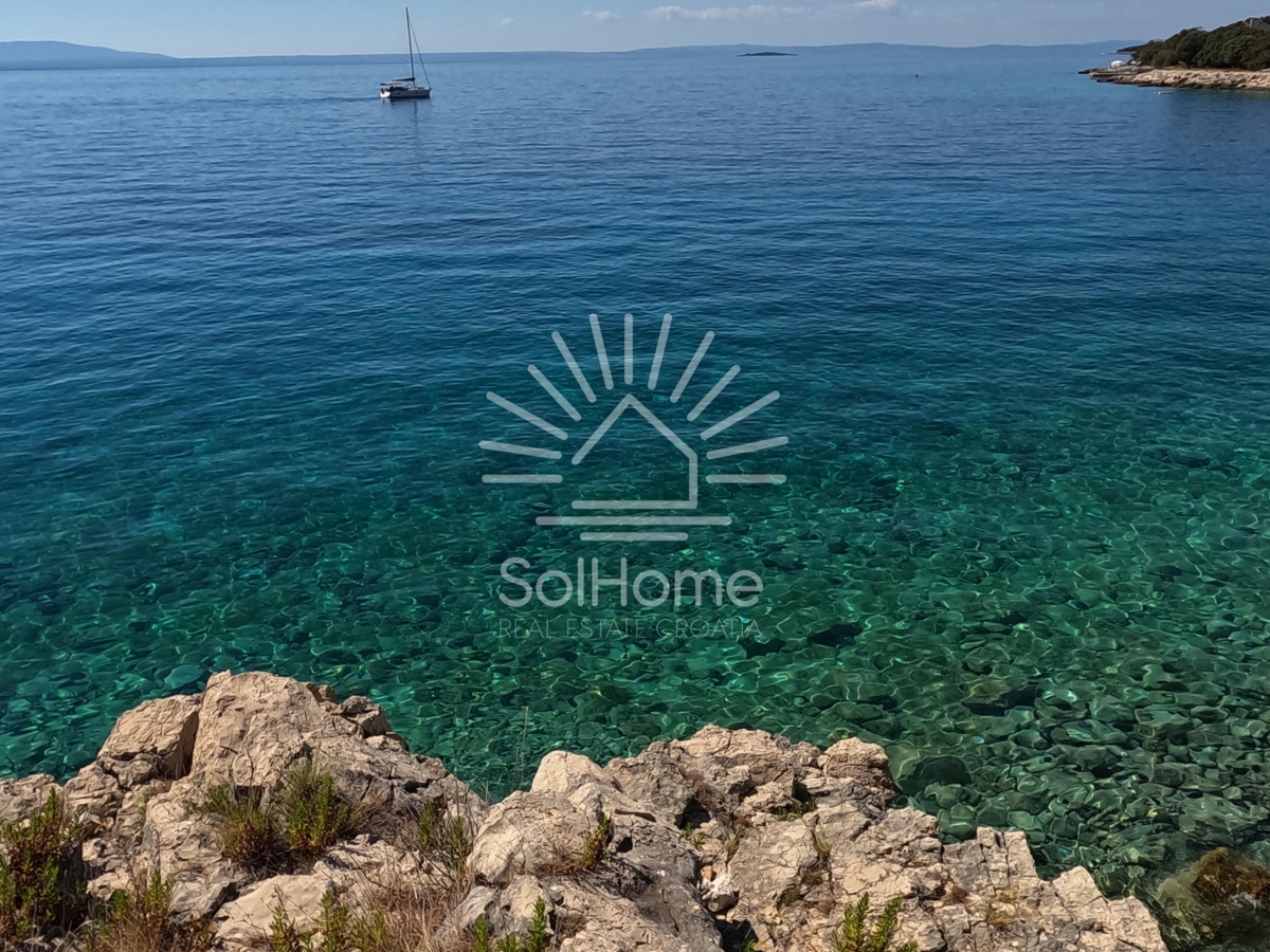 Hiša na prvi vrsti ob morju blizu Novalje.