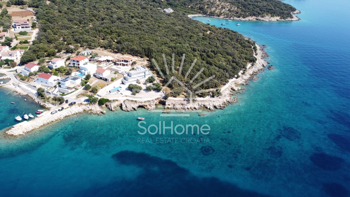 Hiša na prvi vrsti ob morju blizu Novalje.