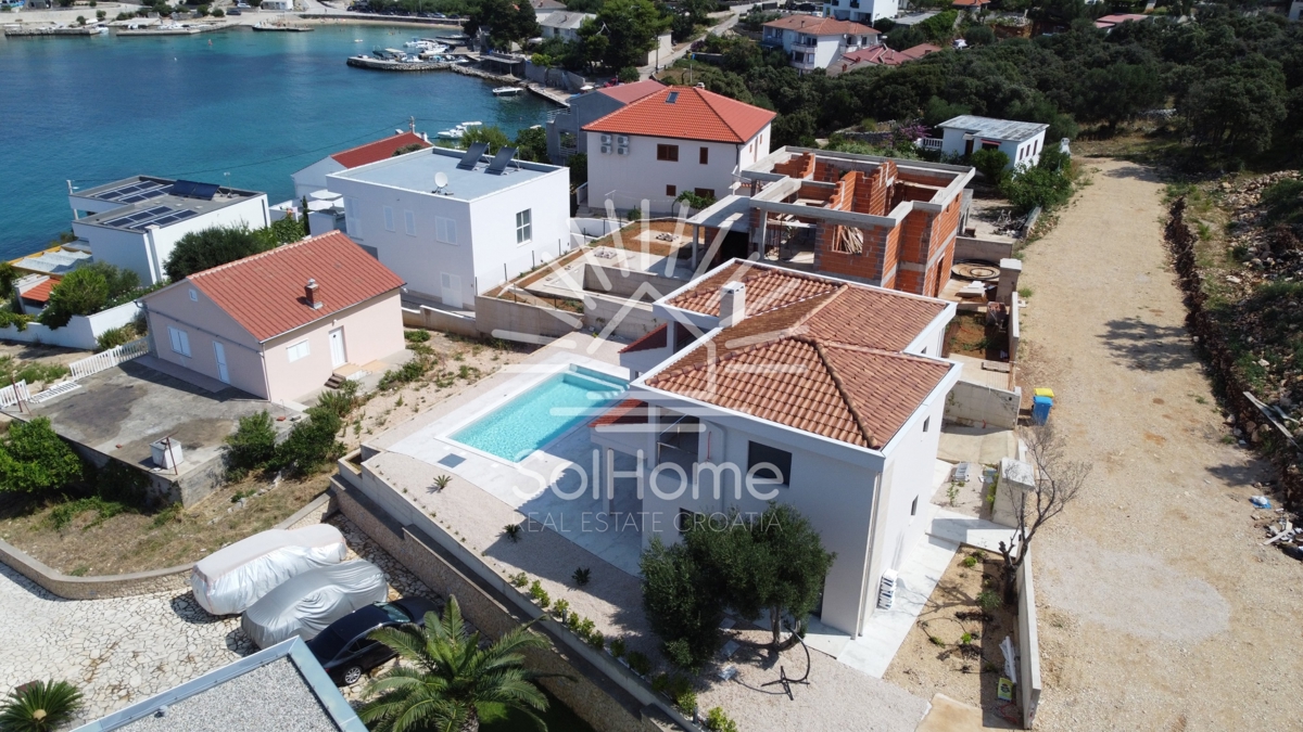 Hiša na prvi vrsti ob morju blizu Novalje.