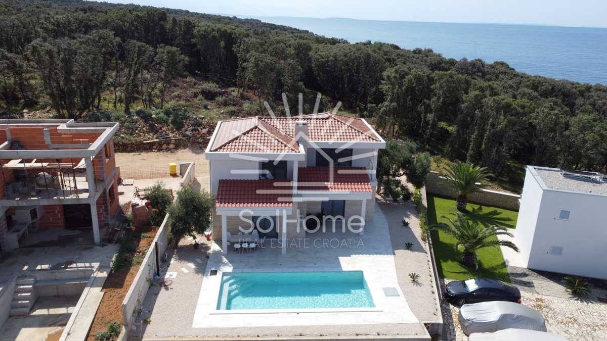 Hiša na prvi vrsti ob morju blizu Novalje.